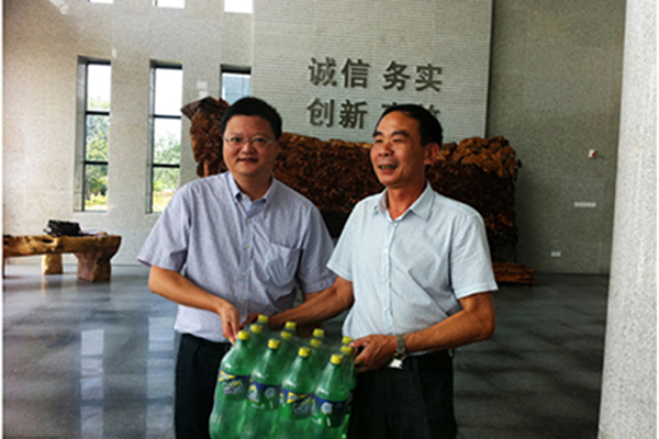 街道領導下一線為基層送清涼